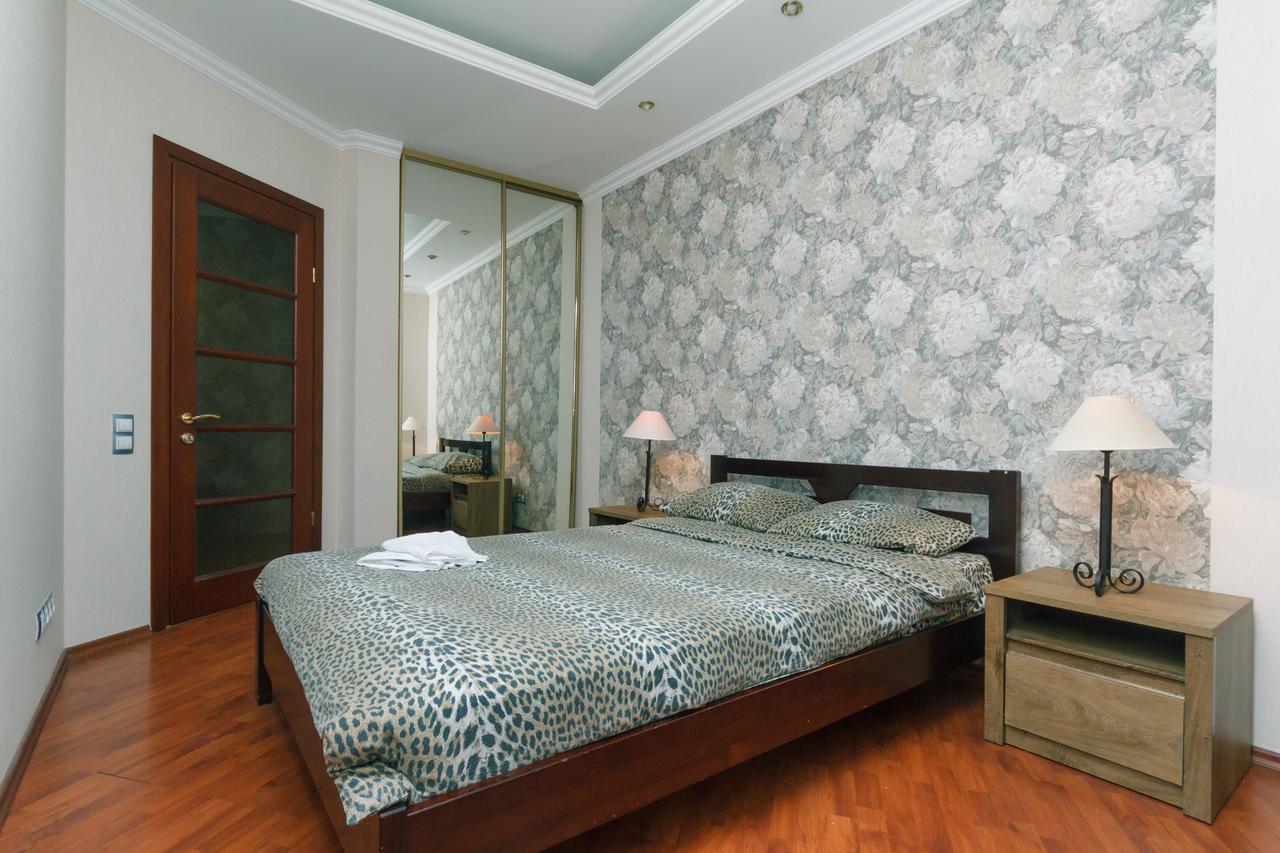 Two Bedroom Apartment On Kreschatik, Kyiv Center With Great View Exterior foto
